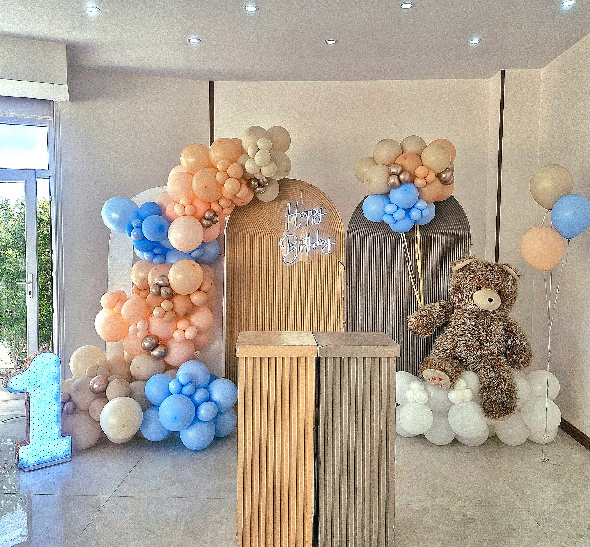 عکس پخش ظروف یکبار مصرف و تم تولد صانع