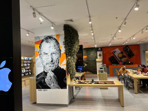 عکس اپل استور مسیر مدرن