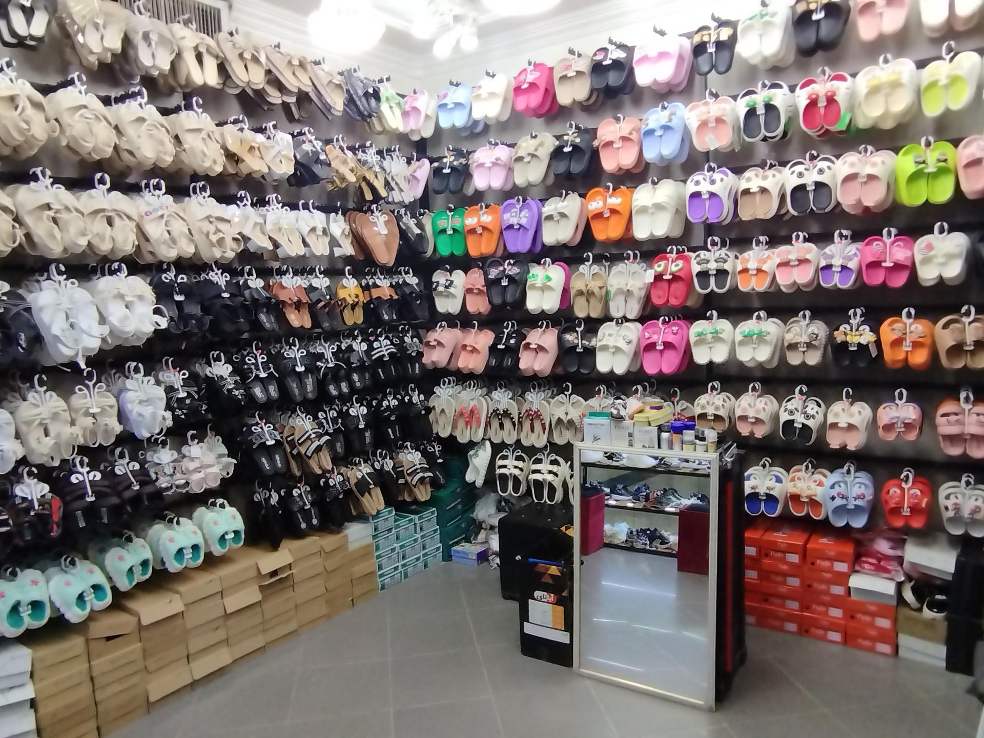 عکس شهر صندلی و دمپایی مهنا