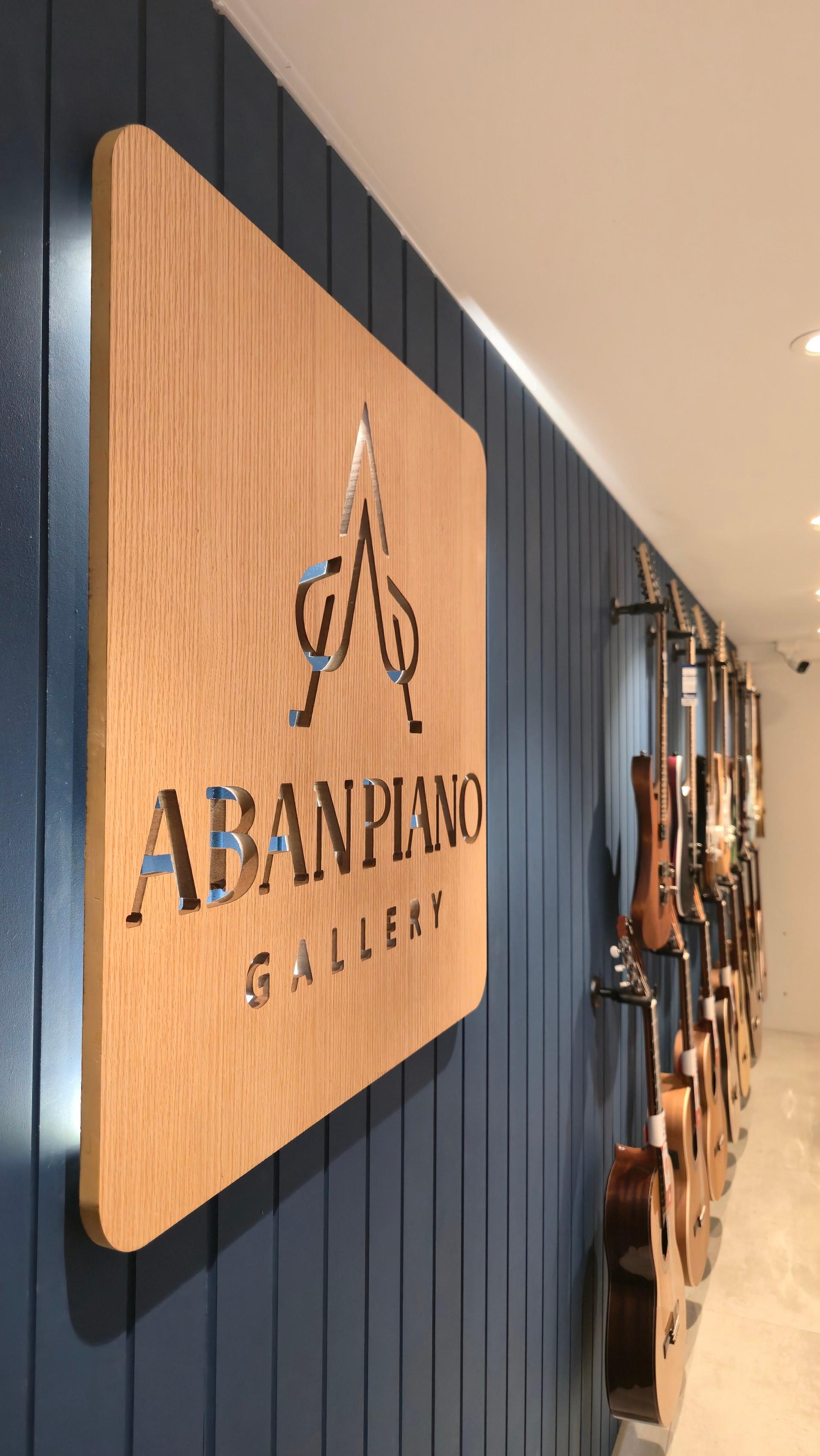 عکس گالری پیانو آبان