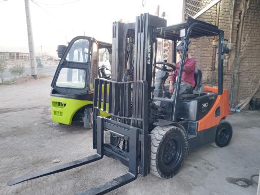 عکس تعمیرگاه لیفتراک صنعت سلمانی