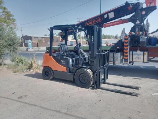 عکس تعمیرگاه لیفتراک صنعت سلمانی