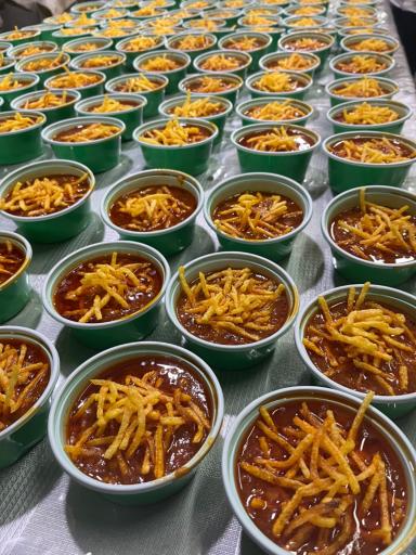 عکس تهیه غذای خاتون