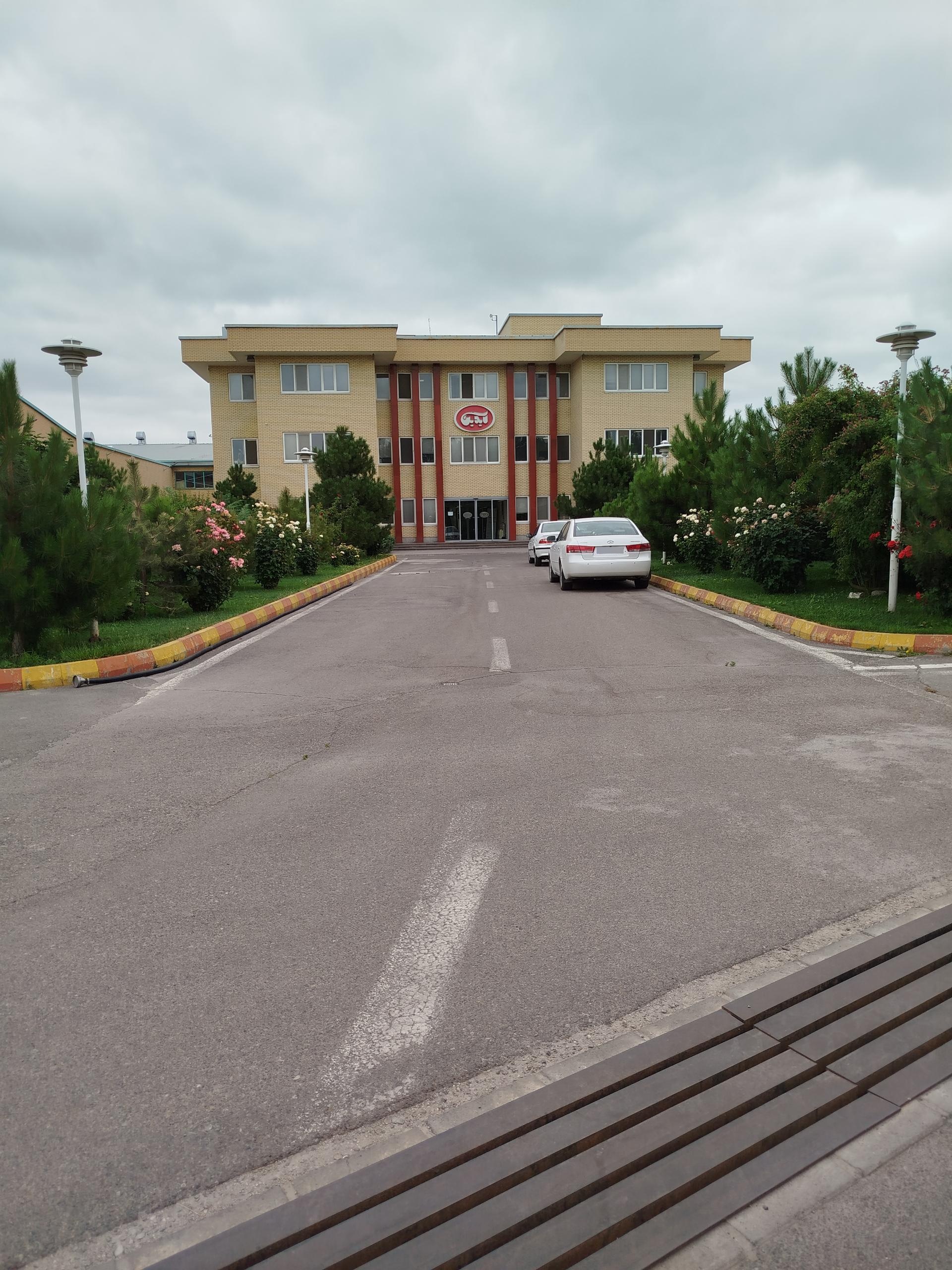 عکس شرکت شکلات سازی داداش برادر آیدین