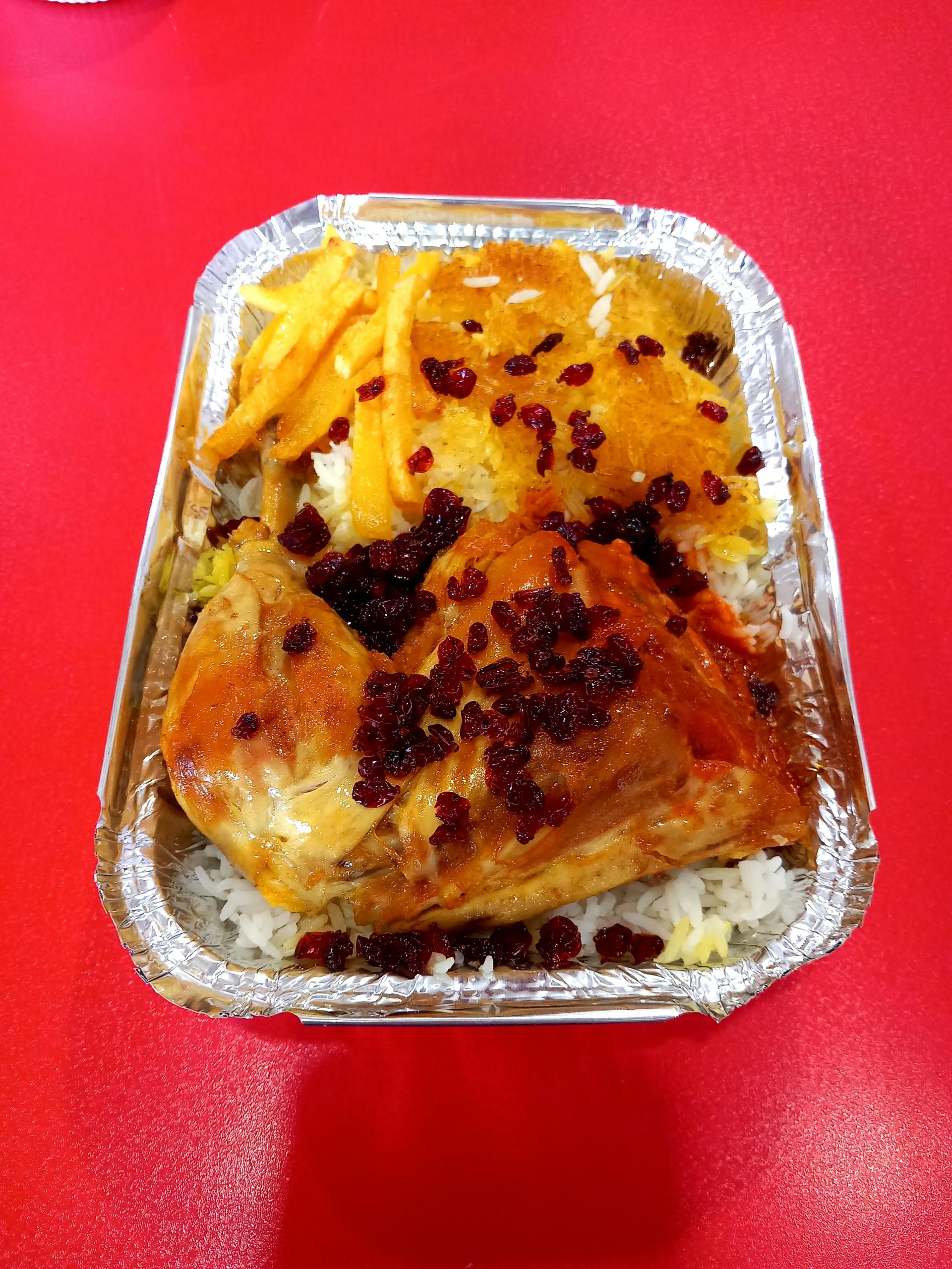 عکس تهیه غذای خورشید بانو