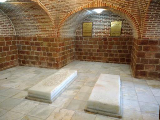 عکس آرامگاه و باغ دو کمال