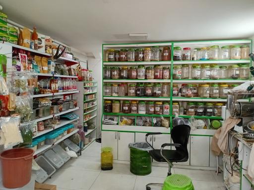 عکس عطاری و گیاهان داروئی امین