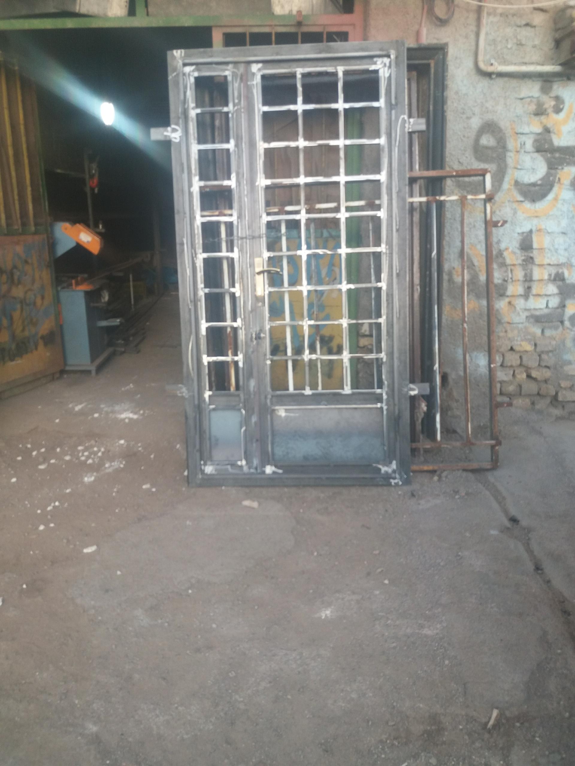 عکس کارگاه درب پنجره سازی نوین 