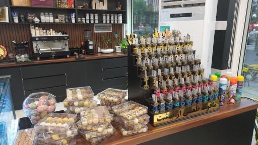 عکس کافه قنادی ماقوت