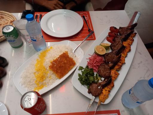 رستوران بزرگ پدیده