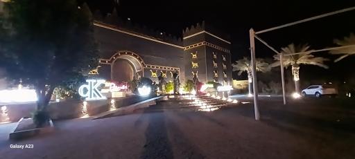 رستوران بزرگ پدیده