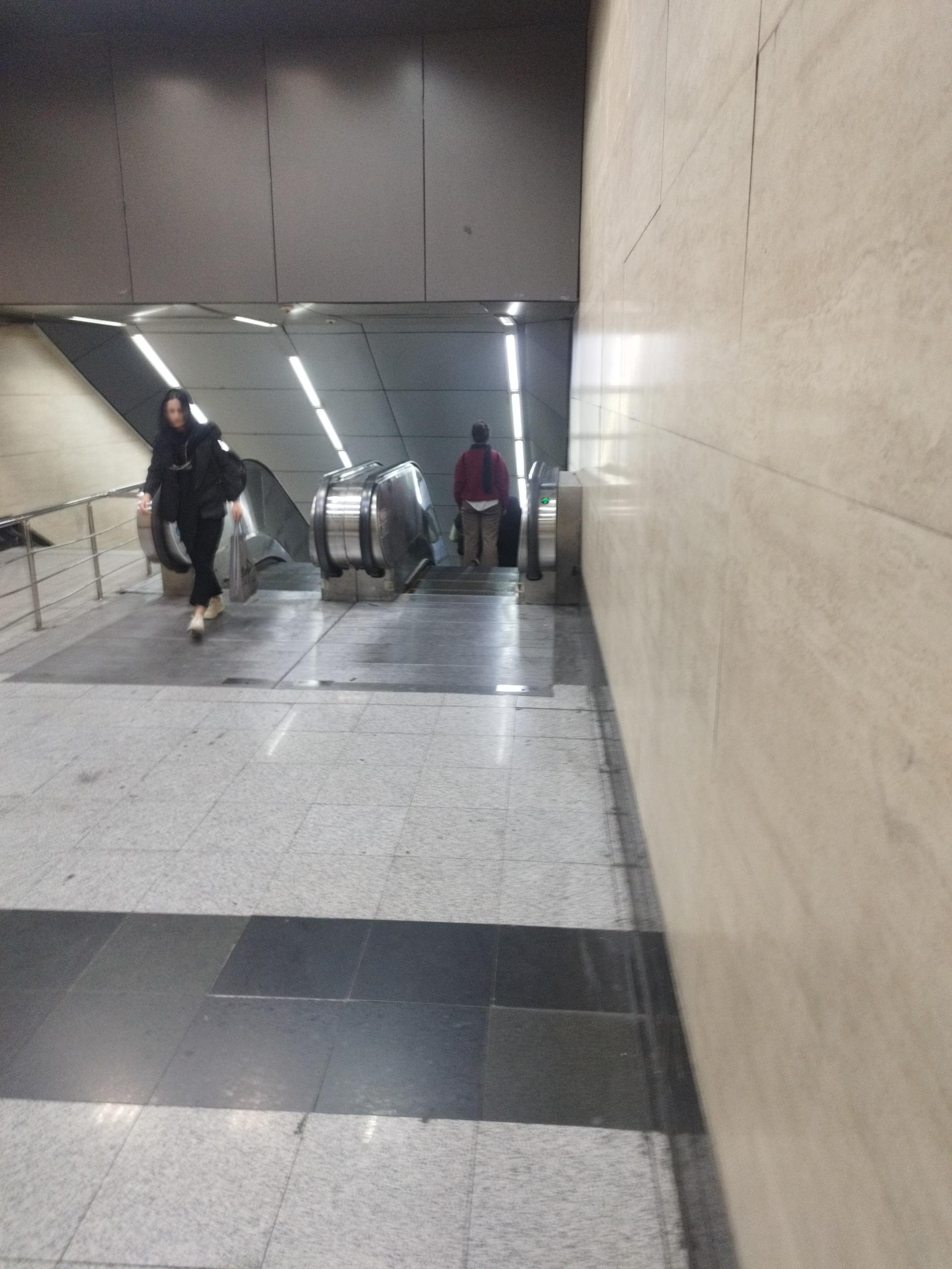 عکس ورودی مترو ایستگاه شادمان