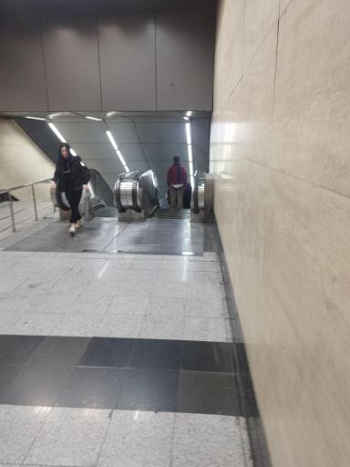 عکس ورودی مترو ایستگاه شادمان