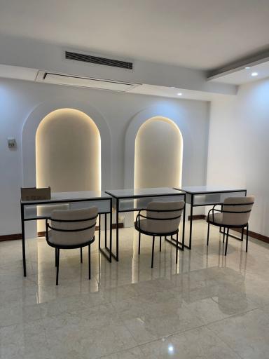 عکس سالن ناخن لونا