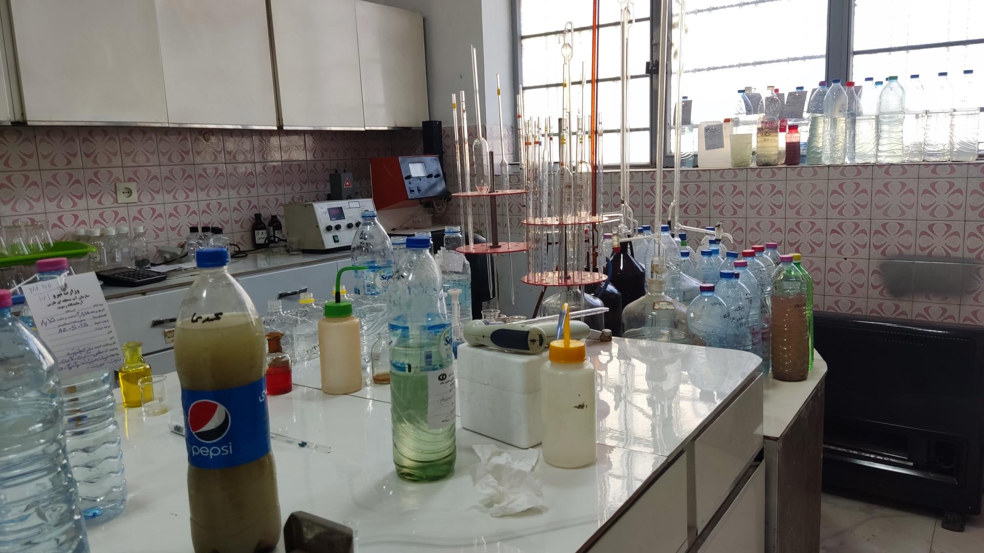 عکس آزمایشگاه آب و خاک زاگرس آبشناس فارس 