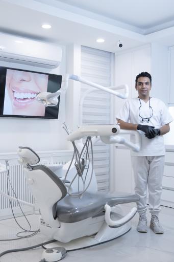 عکس دکتر علی عزیزی دندانپزشک مشهد