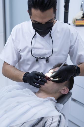 عکس دکتر علی عزیزی دندانپزشک مشهد