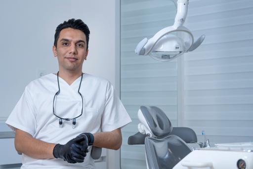 عکس دکتر علی عزیزی دندانپزشک مشهد