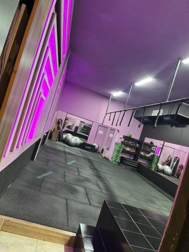 عکس باشگاه ورزشی بانوان وستا