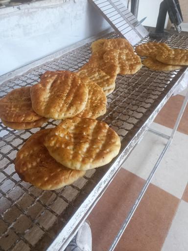 عکس نانوایی بربری و کلوچه محلی بهمنی