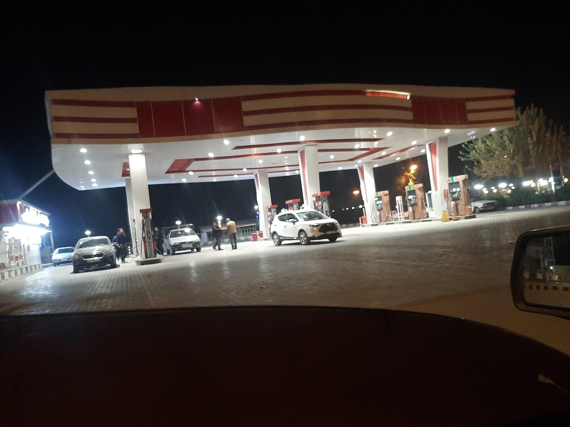 عکس پمپ بنزین برادران شریفی