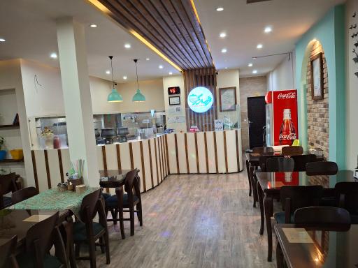 عکس قرمه برگر شعبه وکیل آباد