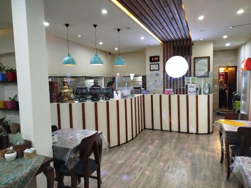 قرمه برگر شعبه وکیل آباد