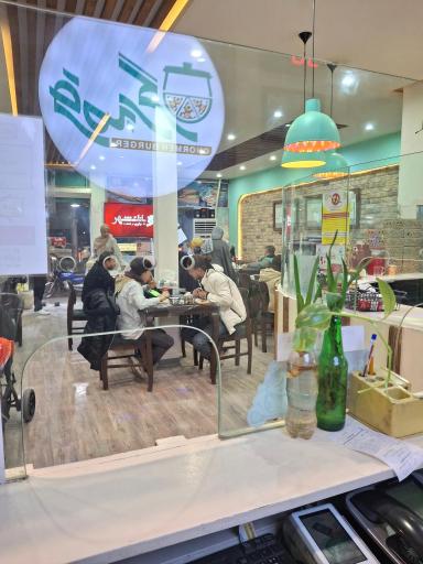 عکس قرمه برگر شعبه وکیل آباد