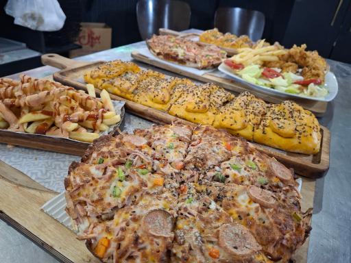 عکس قرمه برگر شعبه وکیل آباد