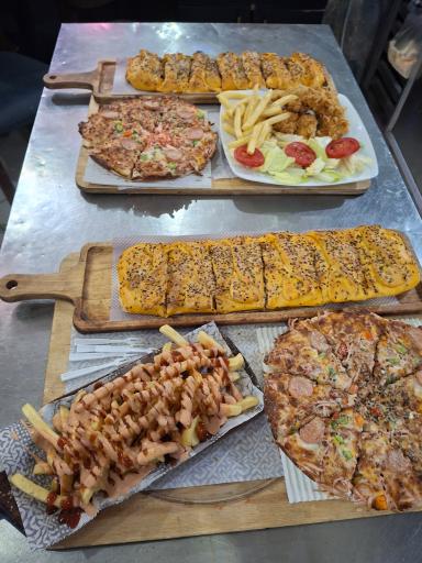 عکس قرمه برگر شعبه وکیل آباد