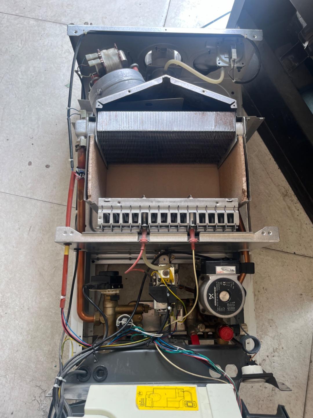 عکس تعمیرات پکیج و آبگرمکن