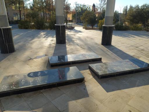 عکس مزار شهدای گمنام دانشگاه آزاد اسلامی واحد کاشمر 