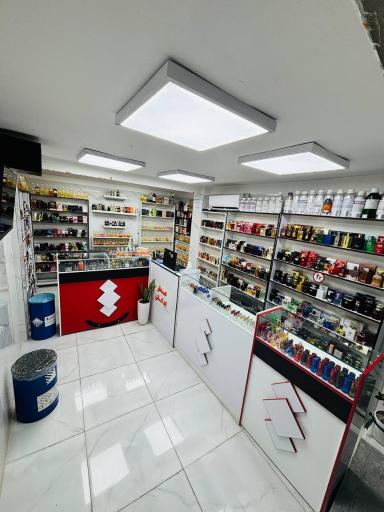 عکس پسر عطر فروش