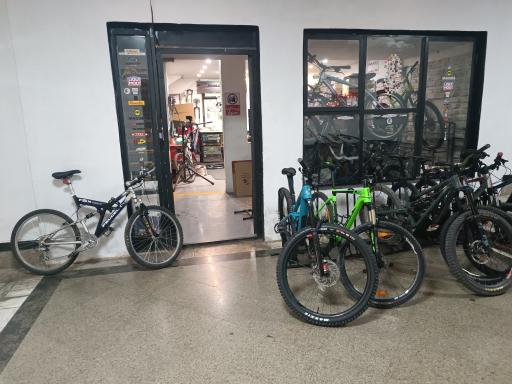 عکس تعمیرات دوچرخه حرفه ای