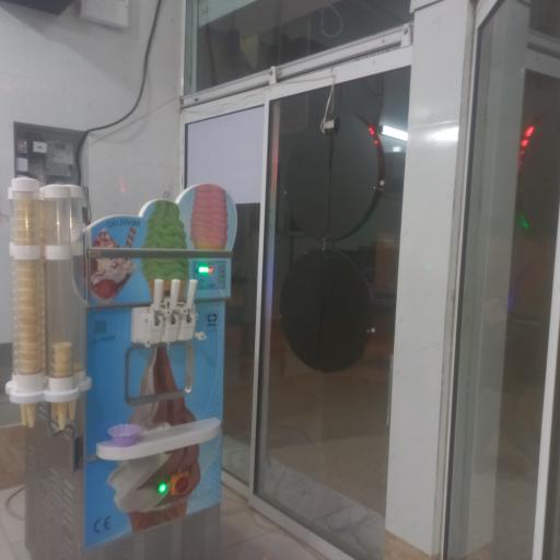 عکس کافه بستنی ارغوان