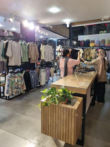 عکس فروشگاه کفش و پوشاک تعطیلات