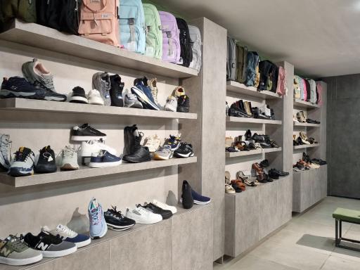 عکس فروشگاه کفش و پوشاک تعطیلات