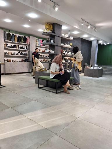 عکس فروشگاه کفش و پوشاک تعطیلات