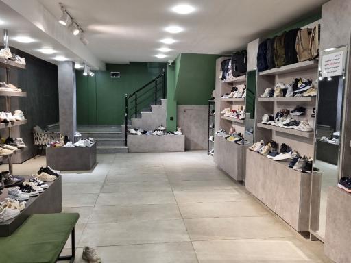 عکس فروشگاه کفش و پوشاک تعطیلات
