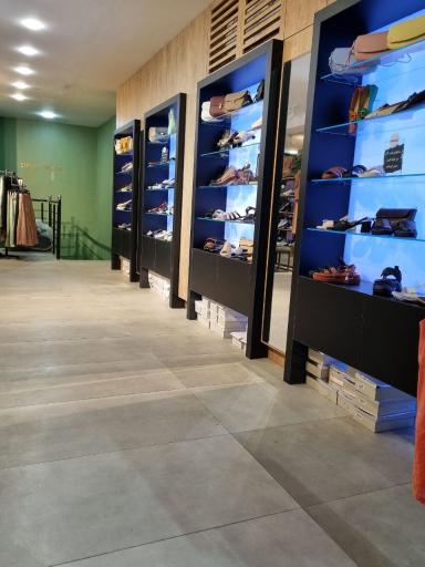 عکس فروشگاه کفش و پوشاک تعطیلات