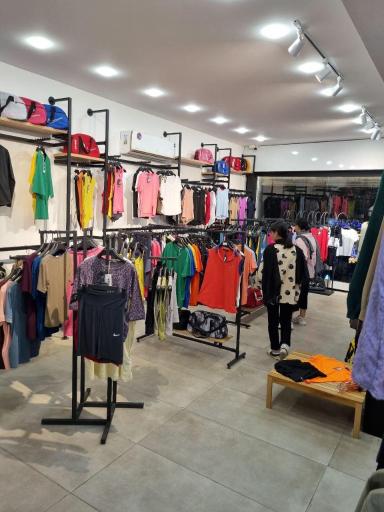 عکس فروشگاه کفش و پوشاک تعطیلات