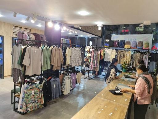 عکس فروشگاه کفش و پوشاک تعطیلات