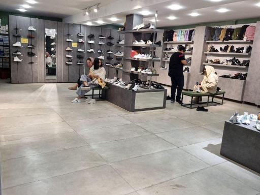 عکس فروشگاه کفش و پوشاک تعطیلات