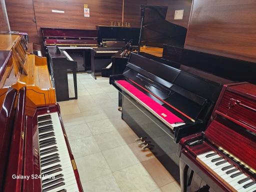 عکس پیانو مرکزی شعبه ۱