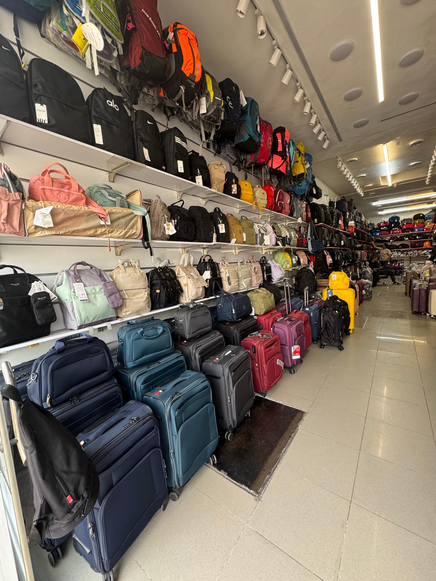 عکس فروشگاه كيف و چمدان مـرسـانـا