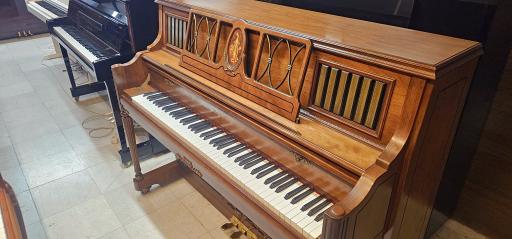 عکس پیانو مرکزی شعبه ۱