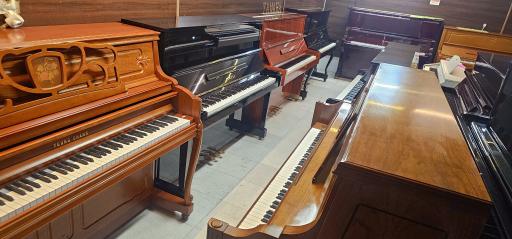 عکس پیانو مرکزی شعبه ۱