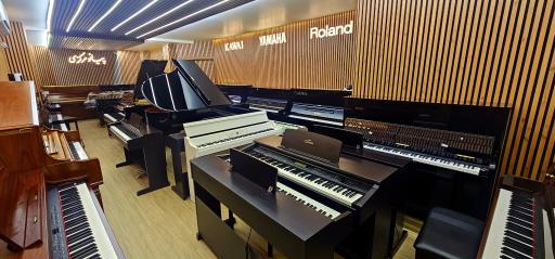 عکس پیانو مرکزی شعبه ۱