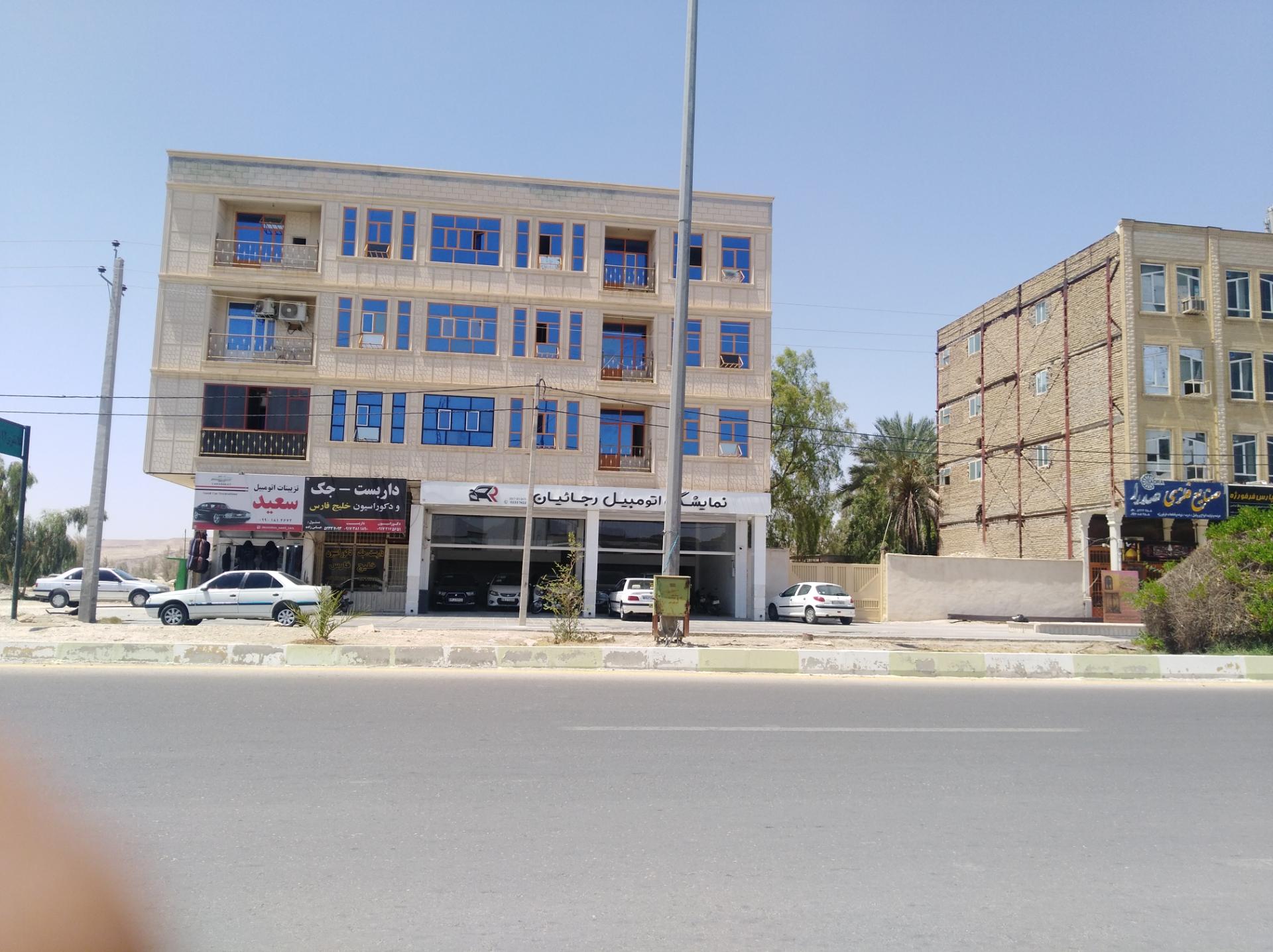 عکس نمایشگاه اتومبیل رجائیان