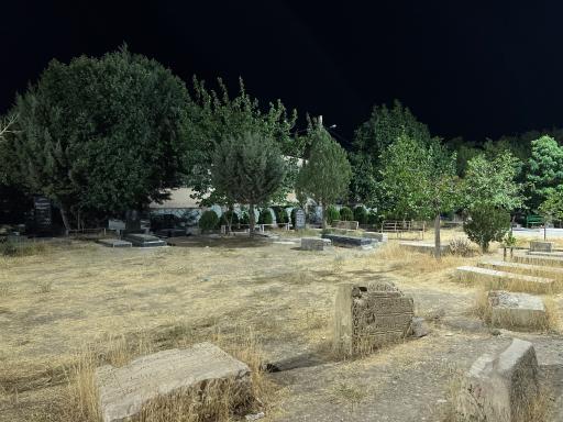 عکس گلزار شهدای روستای ارنگه